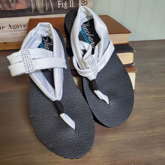 Skechers Yoga Foam Sandal Rubber Cushion White Silver T Strap womens sz 8 - Picture 11 of 11